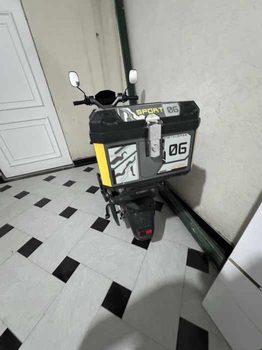 Skuter eng katta batareya bilan . 40 kv . 120 km yuradi . Elektronniy