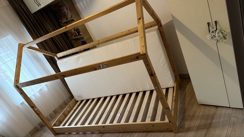 Patut din lemn + saltea noua