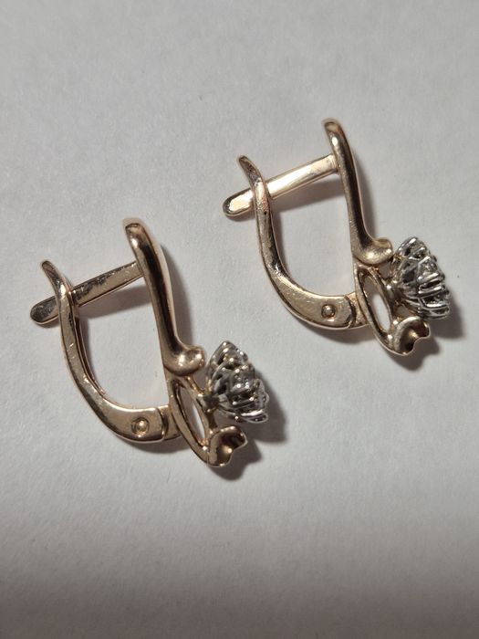 Продам золотые серьги с бриллиантами