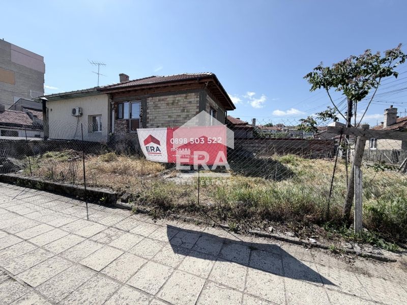 Ексклузивно от EРA Дръстър! Къща с двор за ремонт в района на „Трите б