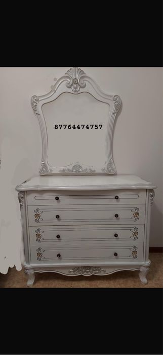 Кровать,тумбы,камот