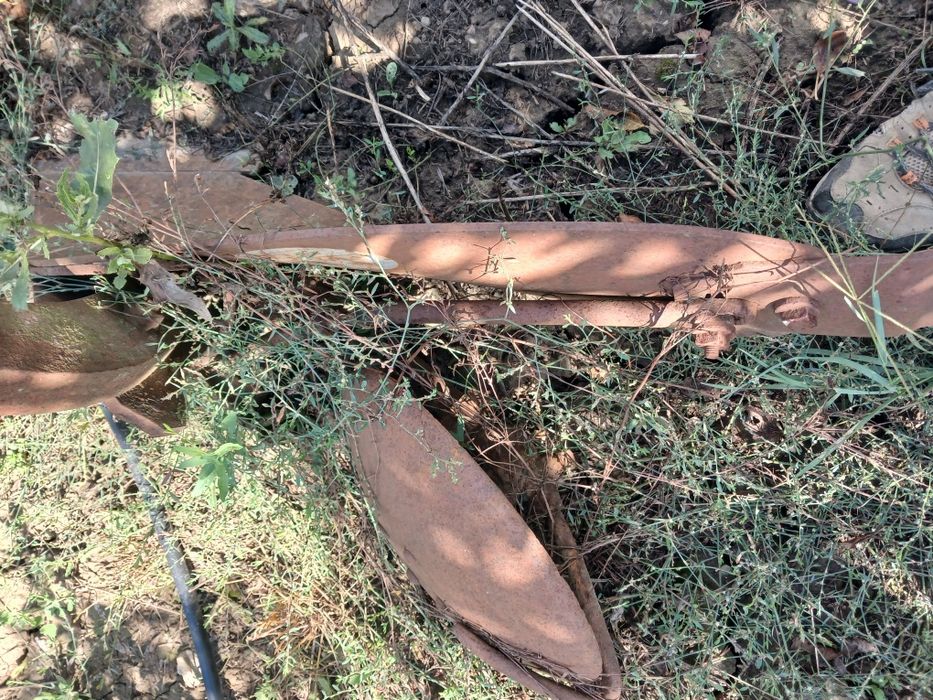Vând plug agricol cu 2 cormane, adus