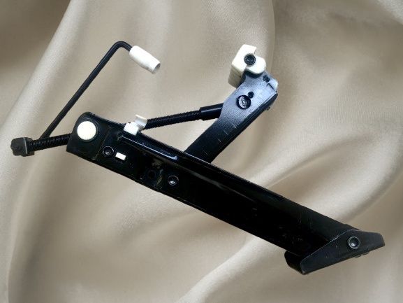 Топ Цена - 19.99€. Оригинален Механичен крик Scissor jack за  BMW 5-та серия - E39 - E60/E61. - 525i - 528i - 530i - 540i и M5. Както и Други модели