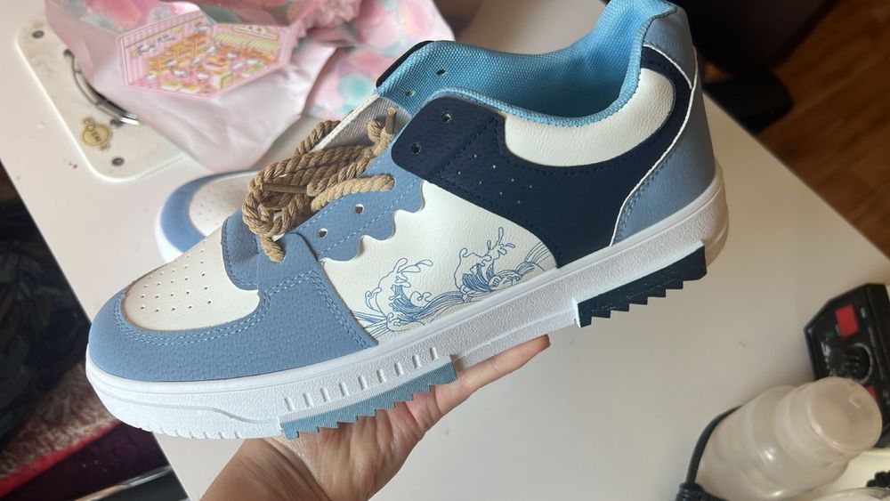 Продам новые кроссовки