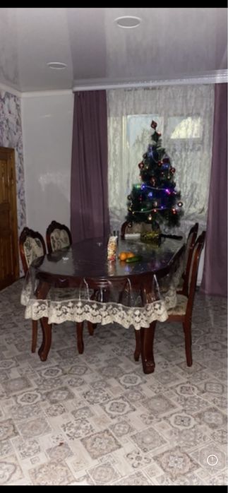 Стол со стулями из красного дерева