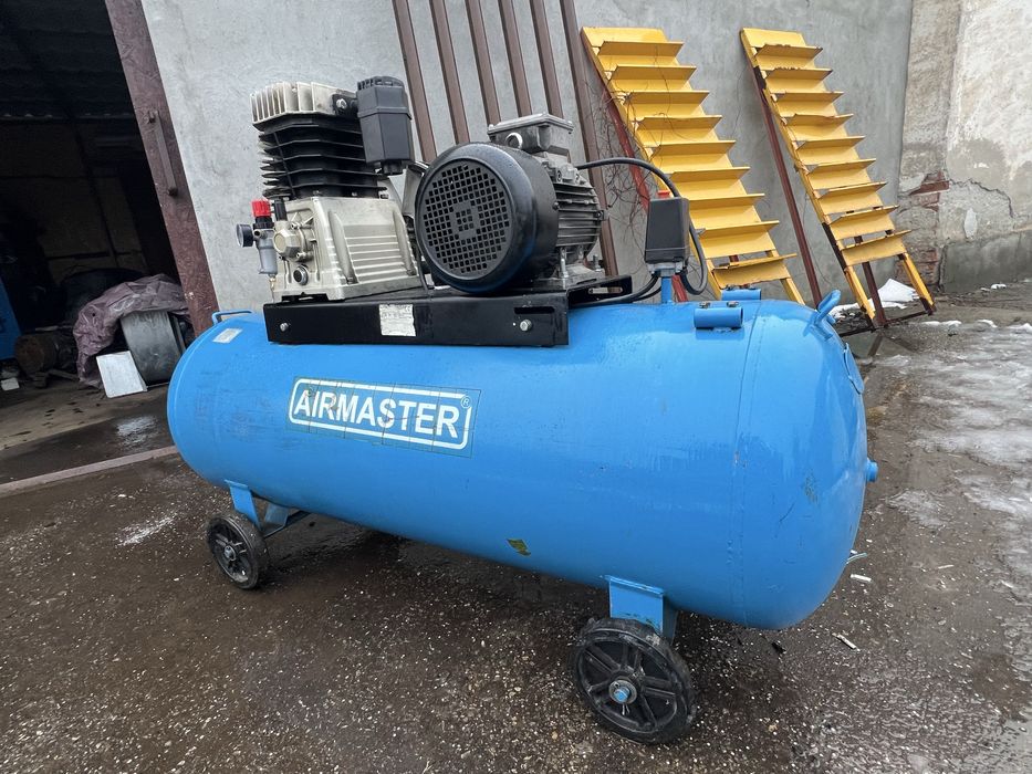 Compresor 300 l AIRMASTER cu piston 720/min cu 5,5 kw