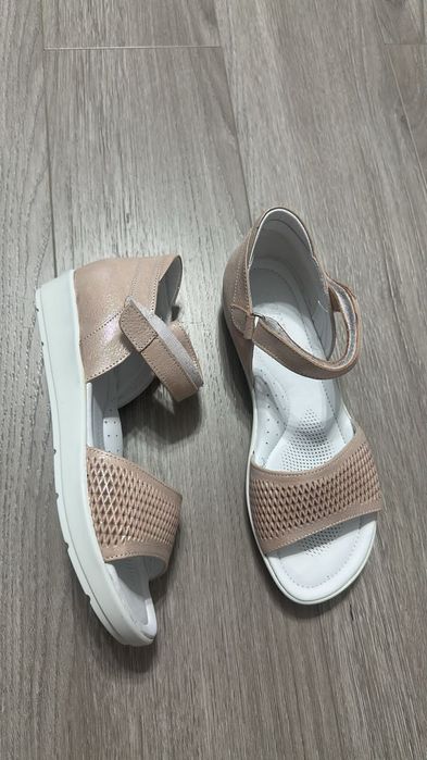 Продам кожаные  сандали на девочку