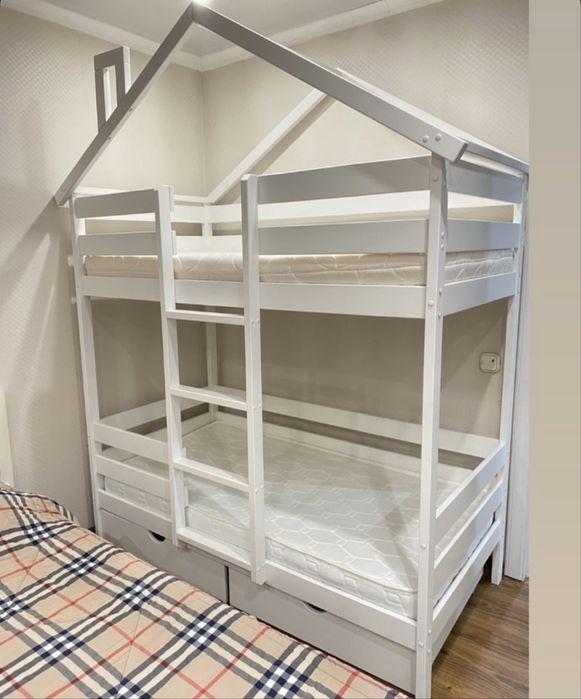 Продаю двухъярусную кровать, без матрасов