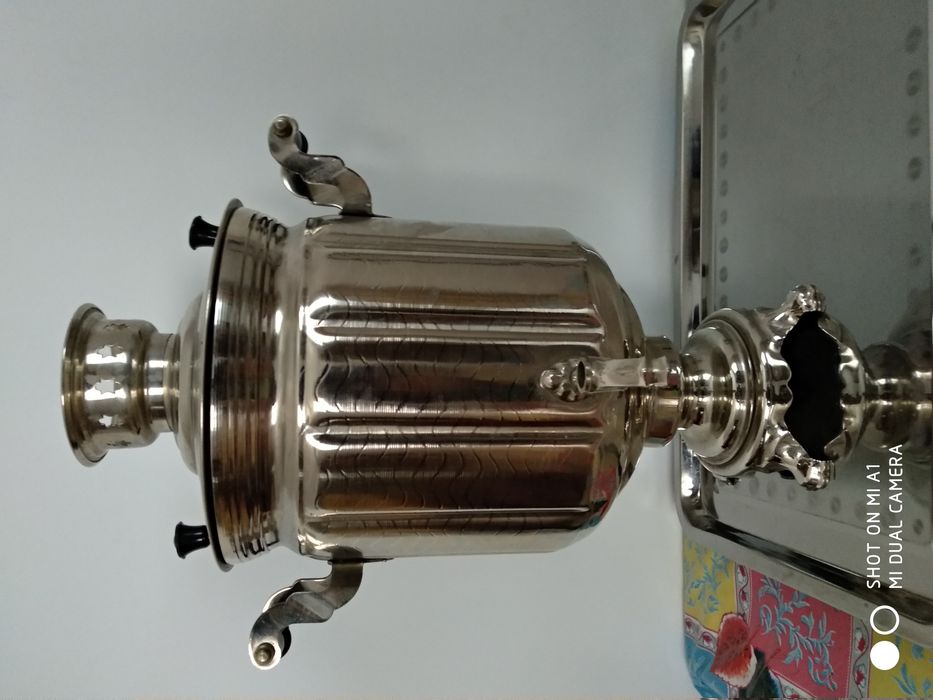 Самовор электрический, в рабочем состояний.