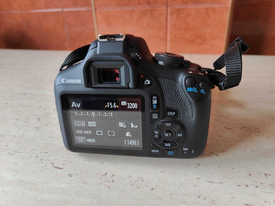 Canon EOS 2000D,24.1 MP, Negru + Obiectiv EF-S 18-55mm DC III