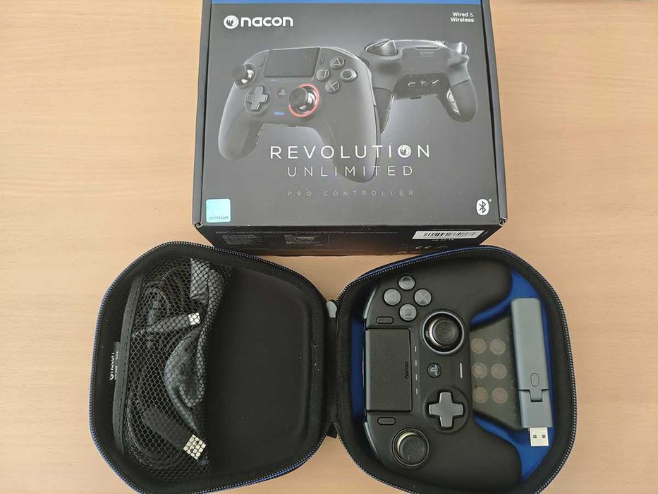 Джойстик Nacon Revolution Unlimited Pro с приемник и кабел