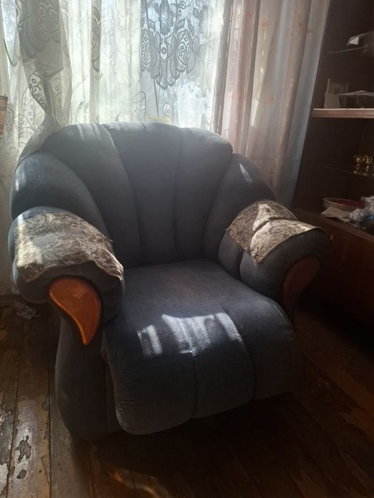 Отдам бесплатно диван и два кресла.