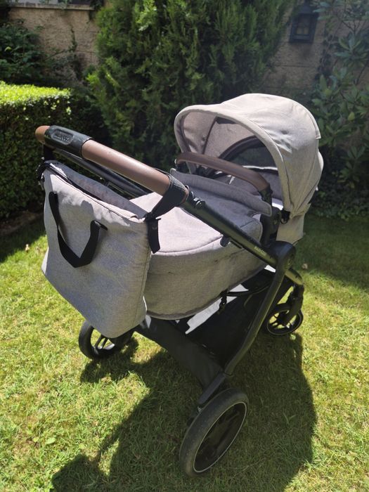 Детска количка Maxi cosi Zelia S 3 в 1, база  за кола Maxi Cosi Familyfix2, бебешки термочанти, памперси размер 2 и 3