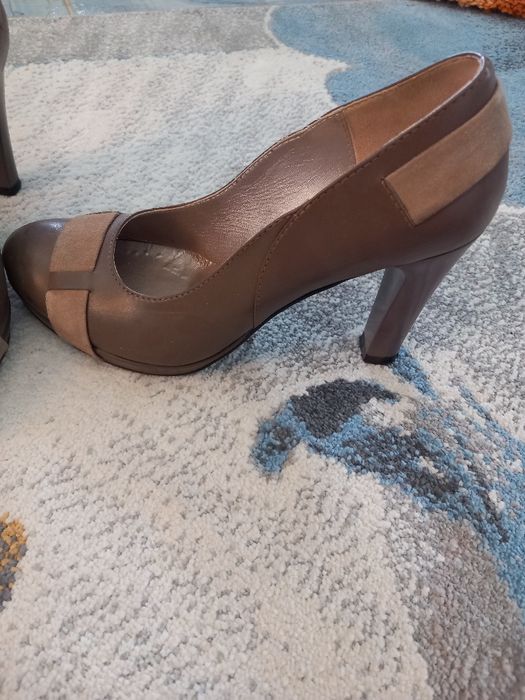 Vând pantofi de piele culoare maro, eleganți