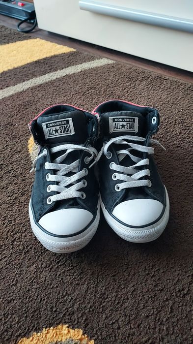 Vând papuci Converse