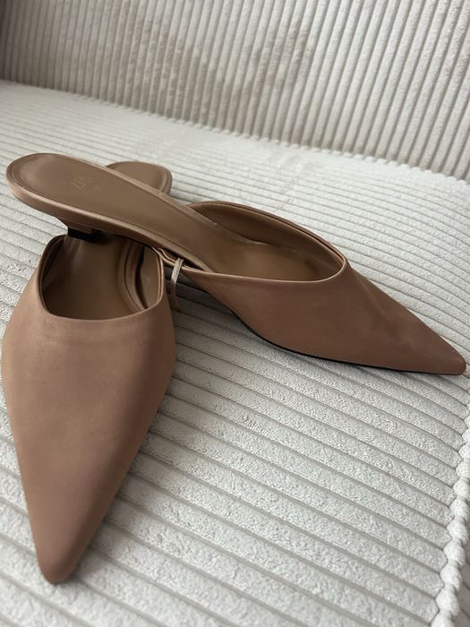 Бежови чехли Zara