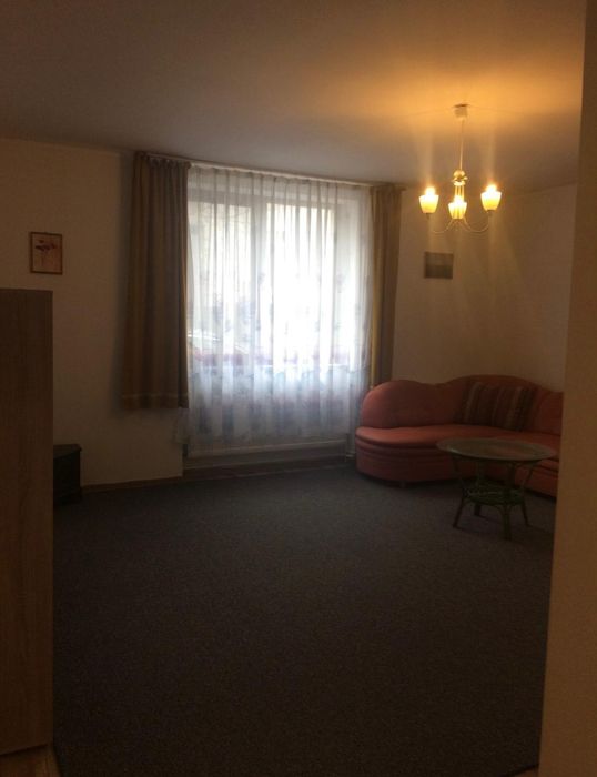 De închiriat apartament la casă, două camere, hol, spatiu ptr gătit, baie, ideal ptr activitate de birou, sau locuință. Alba Iulia-Centru, zona ANAF