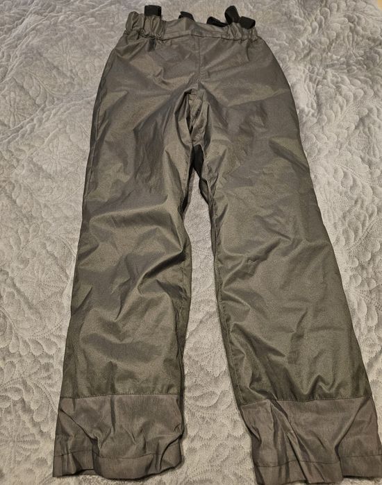 Vând pantaloni de ski 132 cm
