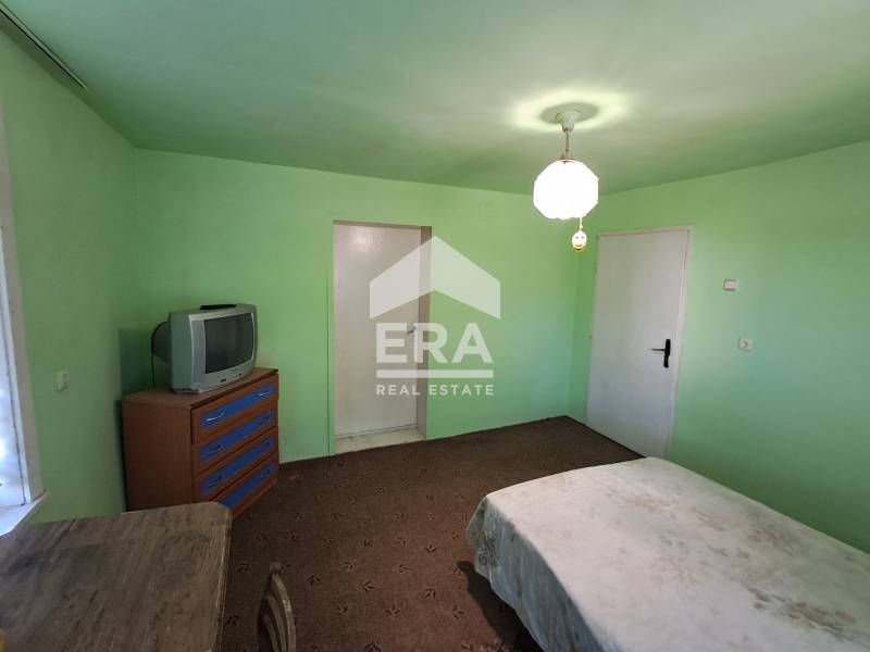 Двуетажна ексклузивна къща за продажба, с гараж и голям двор, на главн