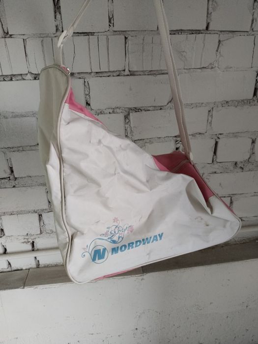 коньки детский белого цвета.