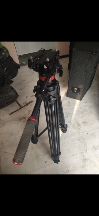 Штатив для видеокамеры