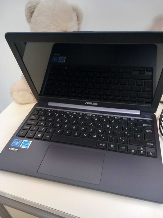 Laptop Asus E203N, 64 GB utilizat de cateva ori, practic este ca si nou.