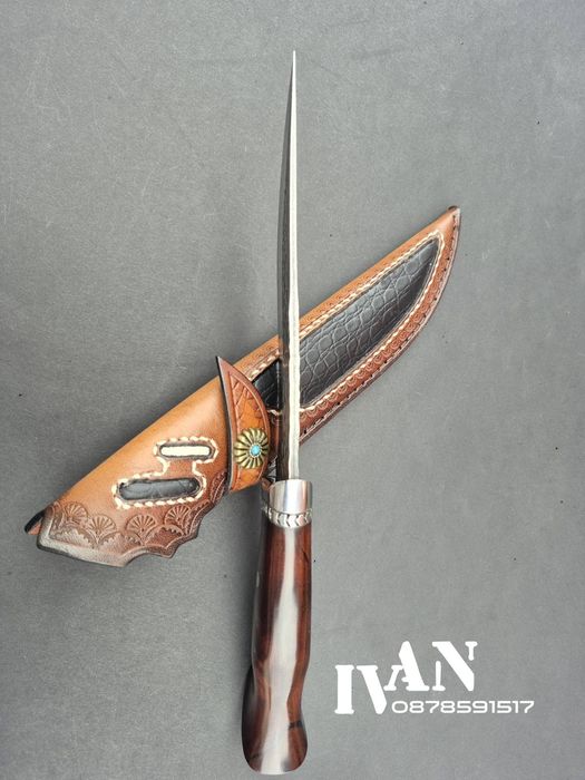 Японски ловен нож от дамаска стомана с  VG10 сърцевина и кожена кания