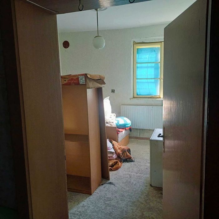 Продавам първия етаж от къща в с. Бръшляница | 80 кв.м + двор 1710 кв.м | 24 км от Плевен | 11 990 €