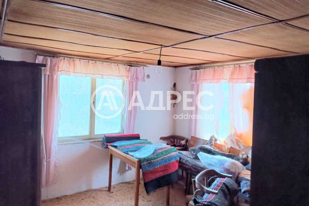 Къща в централната част на с. Топчии