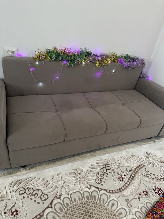 Диван сатылады.Түсі қоңыр.Таза.