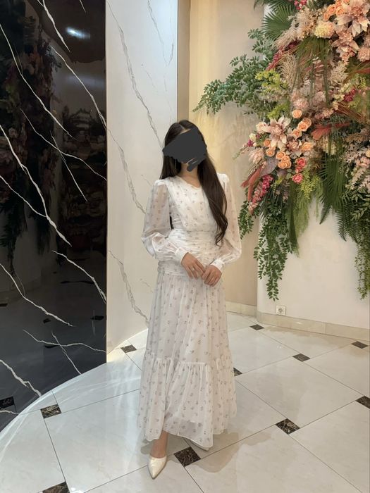 Белое платье с розовыми принтами