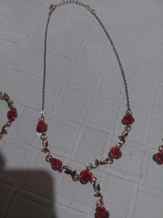 3 в 1  полу скъпоценни      Колие . Гривна. И Обеци  с червени розички