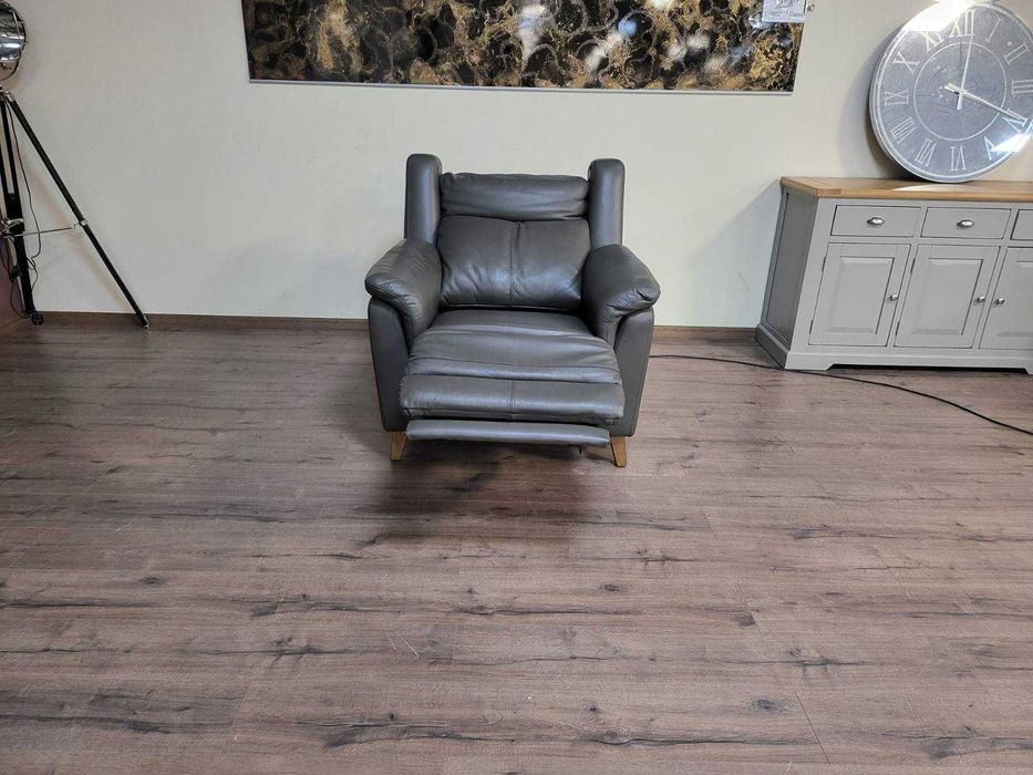 Тъмно сив кожен фотьойл La-z-boy с електрически релаксиращ механизъм