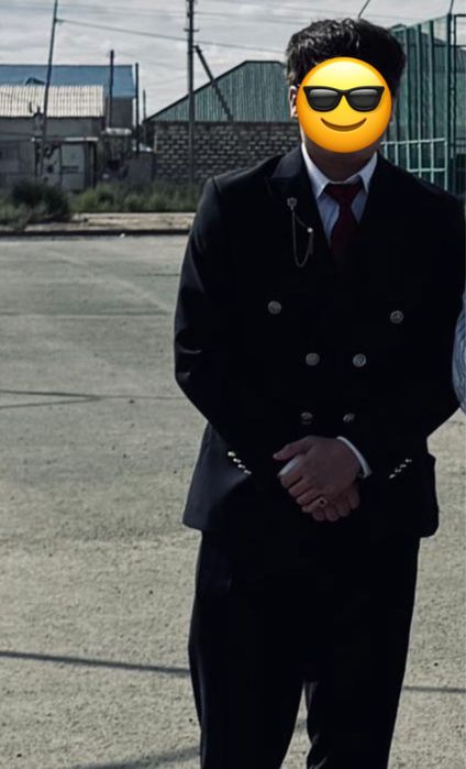 Темно-синий костюм