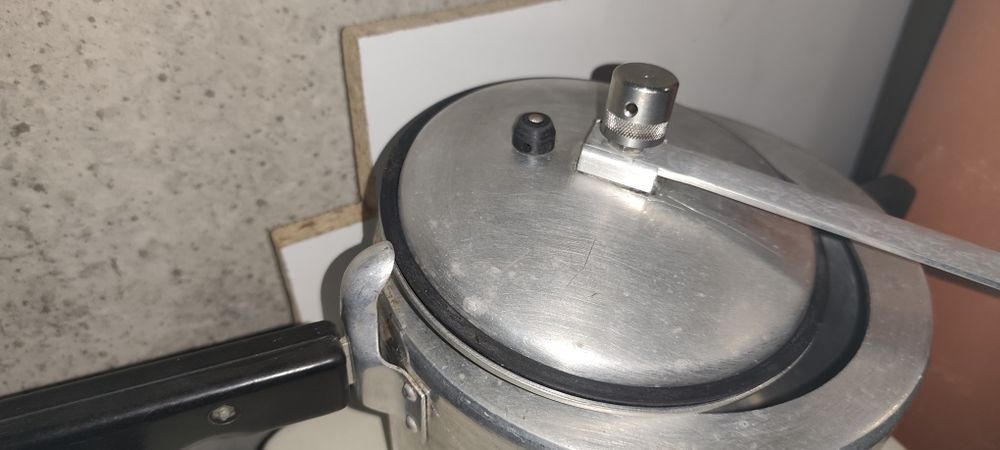 Продавам Тенджера под налягане
