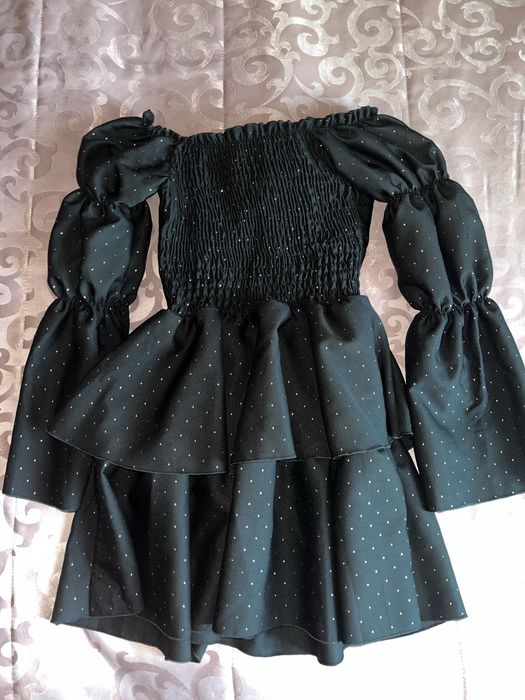 Черна рокля с камъни