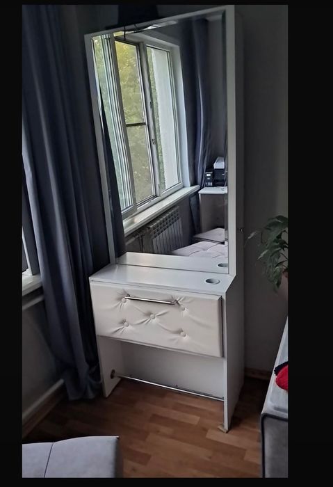 Зеркало с шкафом