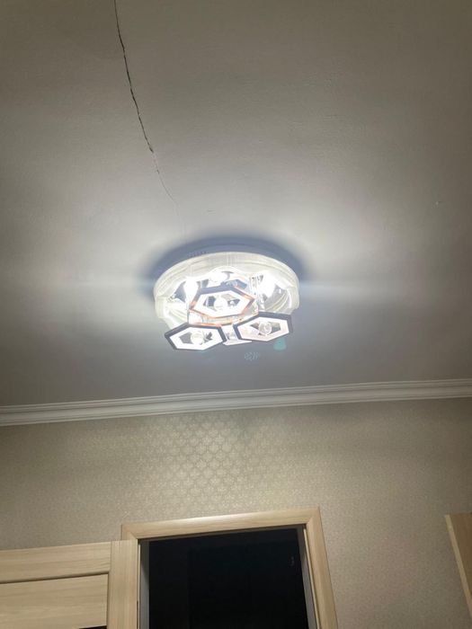 Продам люстру 15000