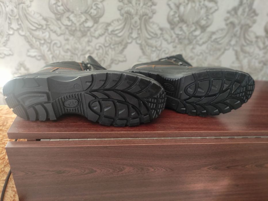 Продаю ботинки новые