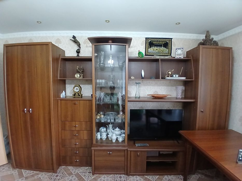 Стенка -горка и прихожая мебель