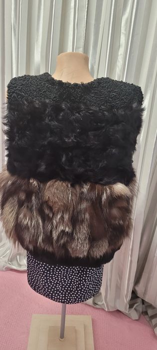 Vesta blana astrahan și vulpe polara