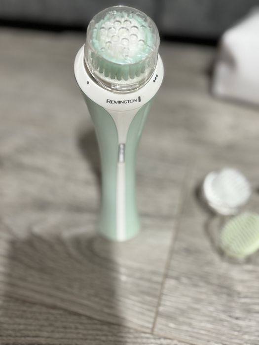 Perie faciala pentru curatarea tenului Remington