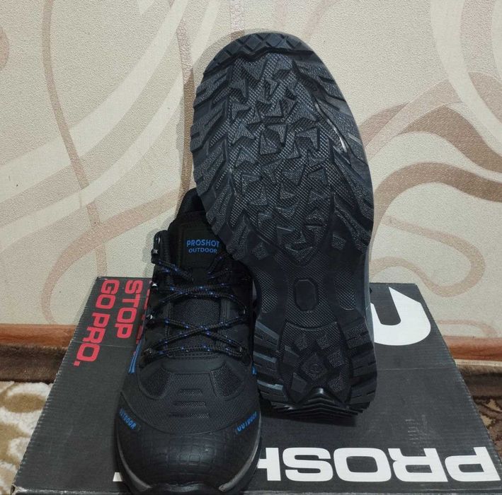 Продам турецкие зимние кроссовки.Мощьная подошва.На шнуровке.Р 42