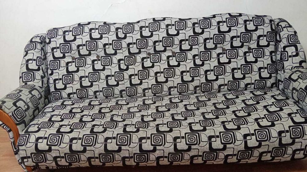 Диван с двумя креслами и тахту