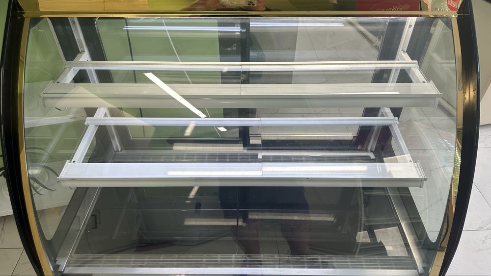 Хладилна витрина за торти