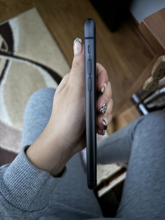 IPhone 11 черен цвят