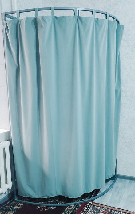 Угловая примерочная из железа с бархатной занавеской