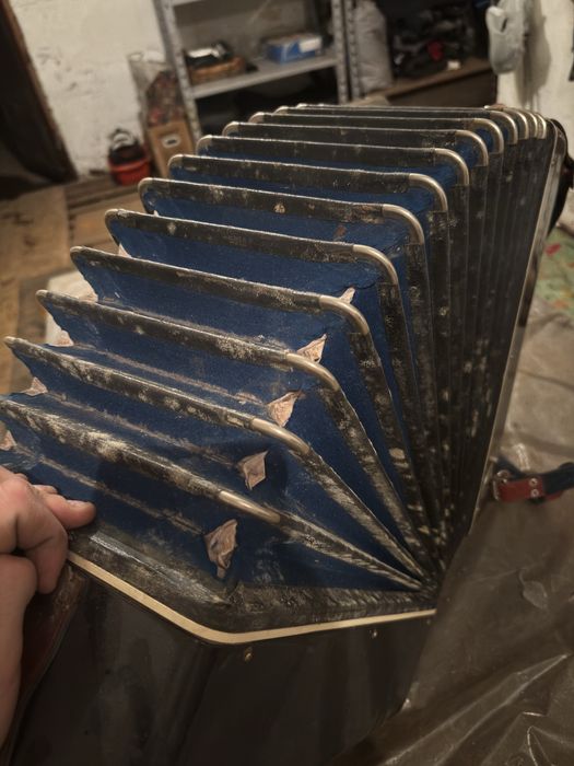 Баян в плохом состоянии