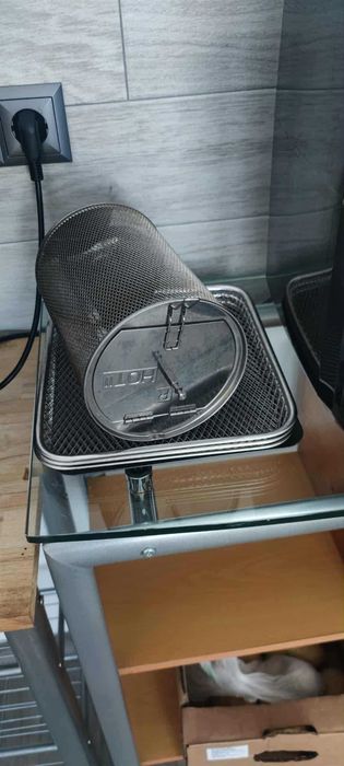 Vând fripteuza cu aer cald Gourmetmaxx model GLA-1003,