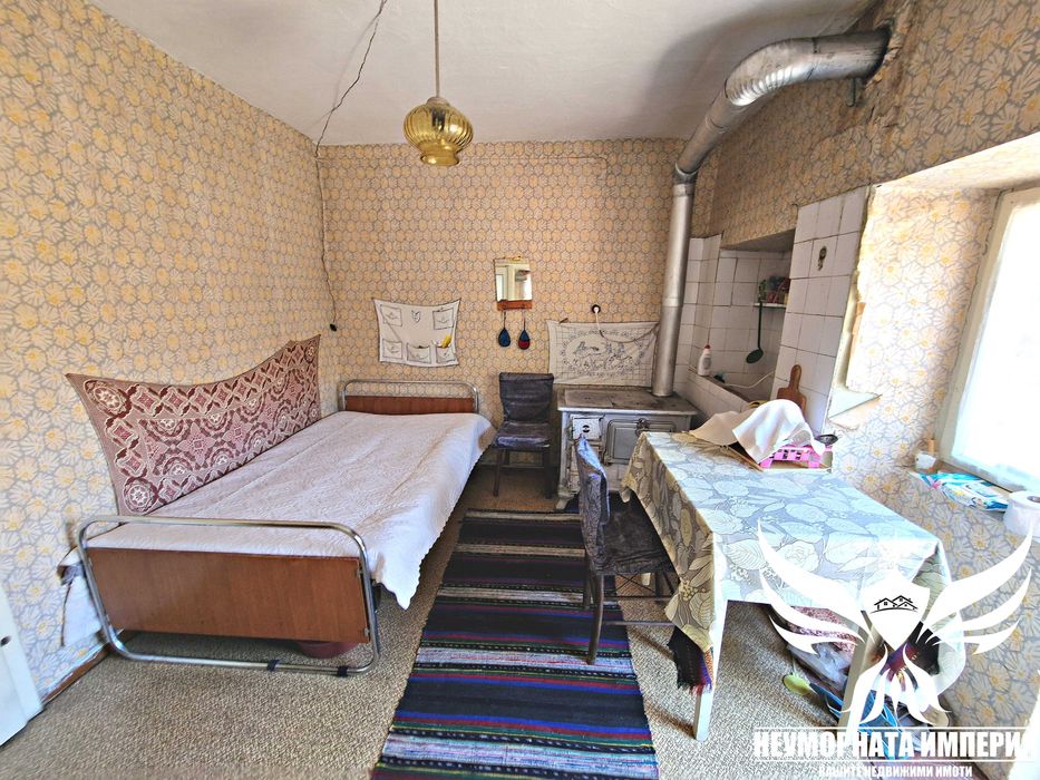 Триетажна къща с постройки 145РЗП с 194кв. в двор село Орехово